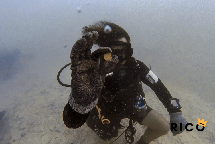 O número inacreditável de moedas no fundo do mar